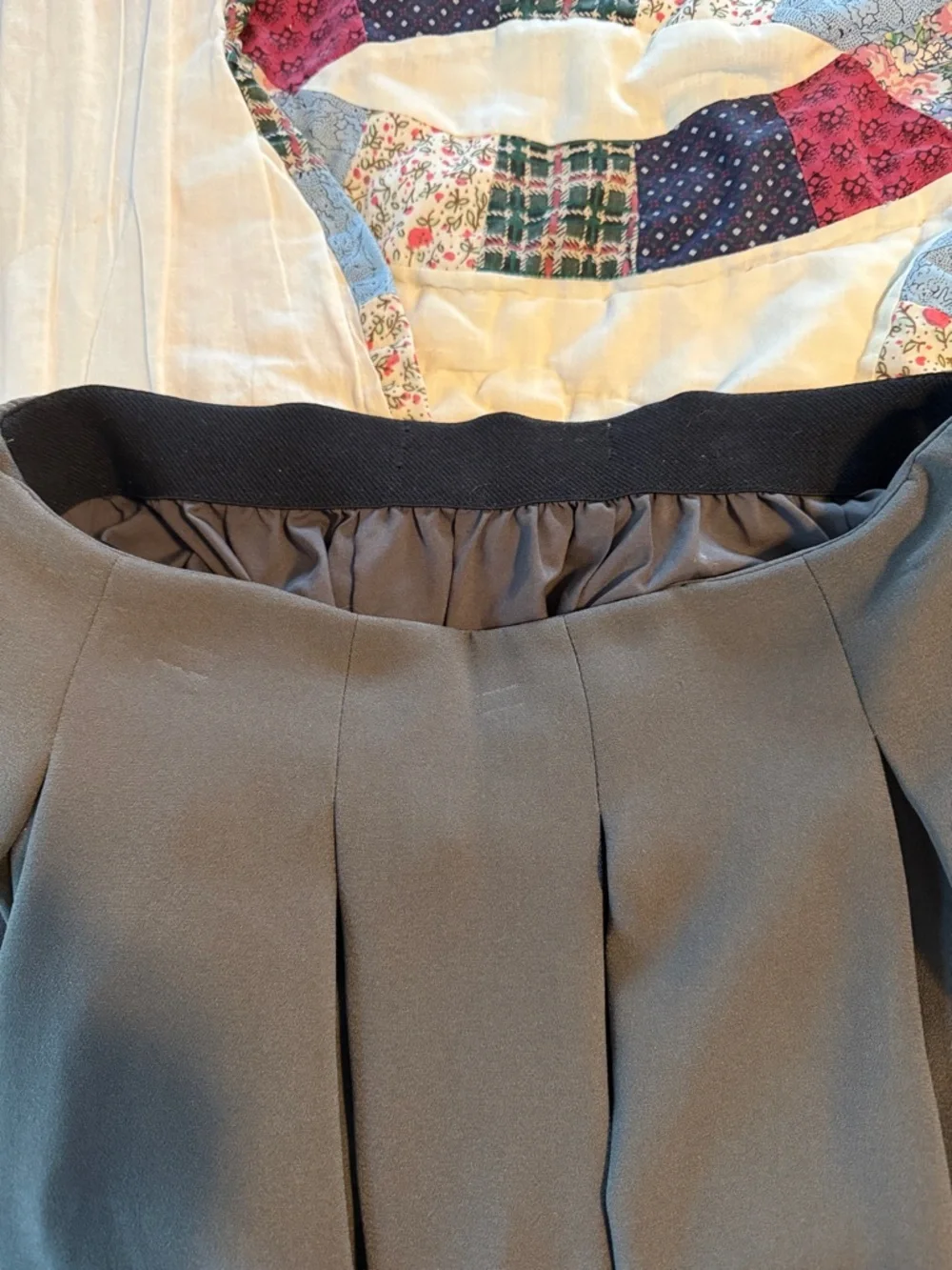 Uniqlo gray pleated skirt M with hidden pocket side seam elastic back, lined EUC
